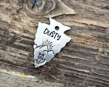 Load image into Gallery viewer, Arrow head dog tag with mountain range, sunrise & cute fox