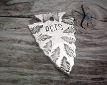 Load image into Gallery viewer, Arrow head dog tag with fern leaves