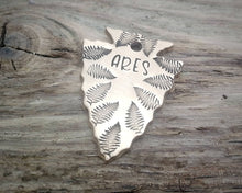 Load image into Gallery viewer, Arrow head dog tag with fern leaves