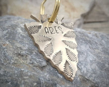 Load image into Gallery viewer, Arrow head dog tag with fern leaves