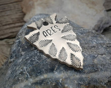 Load image into Gallery viewer, Arrow head dog tag with fern leaves