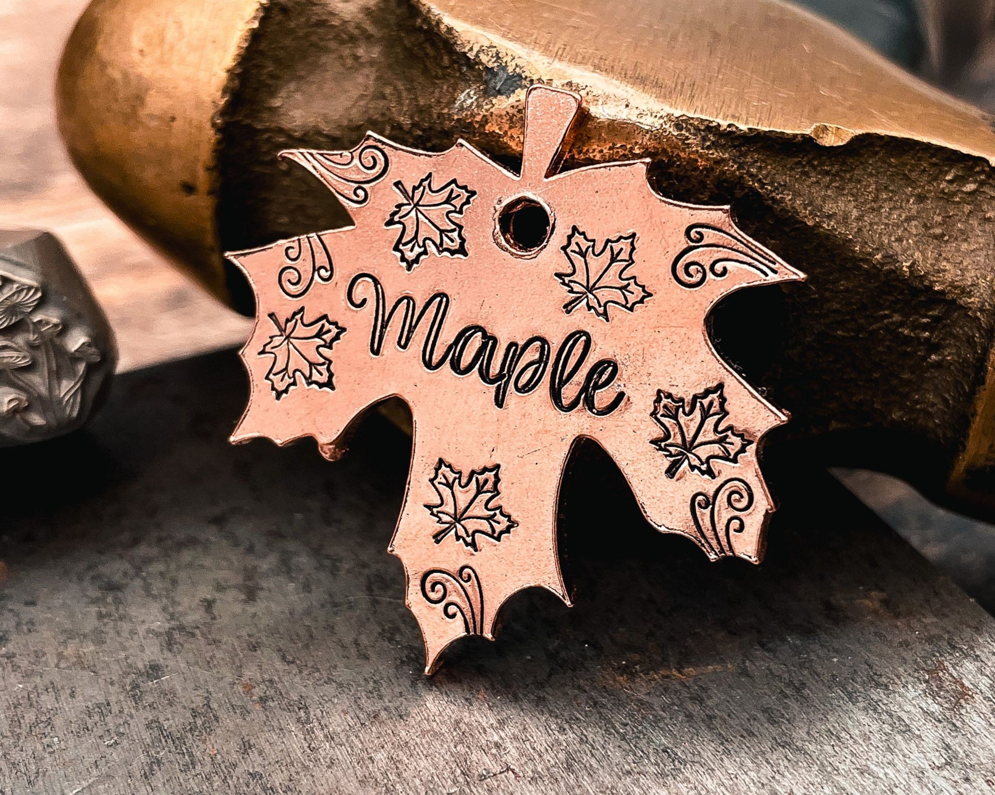 No.80 タッセルキーホルダー＊オルテガ クッションタグ✨ハンドメイド✨ Maple leaf dog tag, fall pet id tag hand-stamped with 2 phone