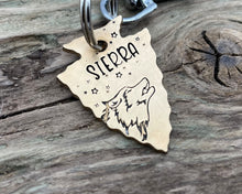 Load image into Gallery viewer, Arrow head dog id tag with wolfhead design
