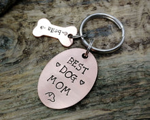 Load image into Gallery viewer, Dog Lover Gift - &#39;Best Dog Mom&#39; Keychain with dog name tags
